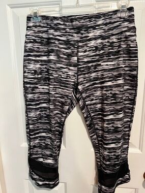 Black & White Active Capri Leggings size L